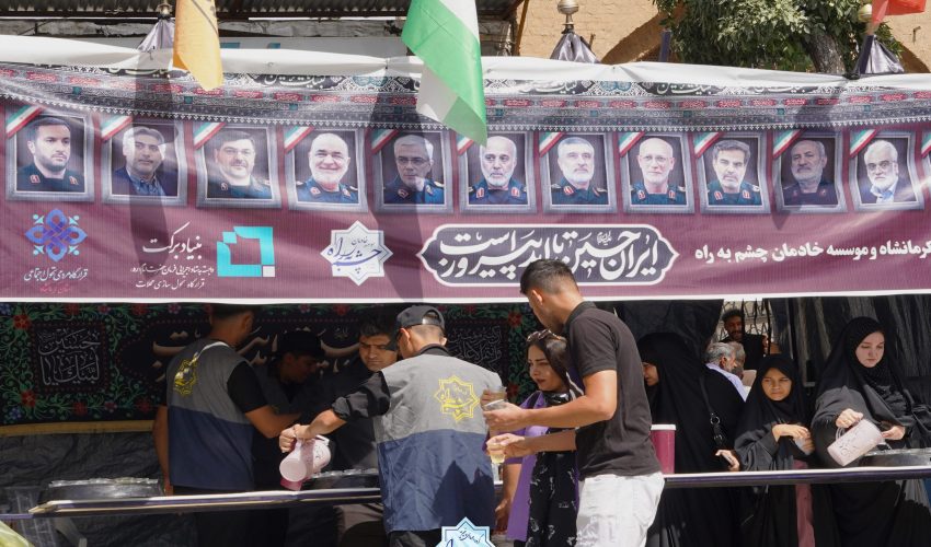 توزیع ۵ هزار لیوان شربت در روز عاشورا ۱۴۰۴ (4)