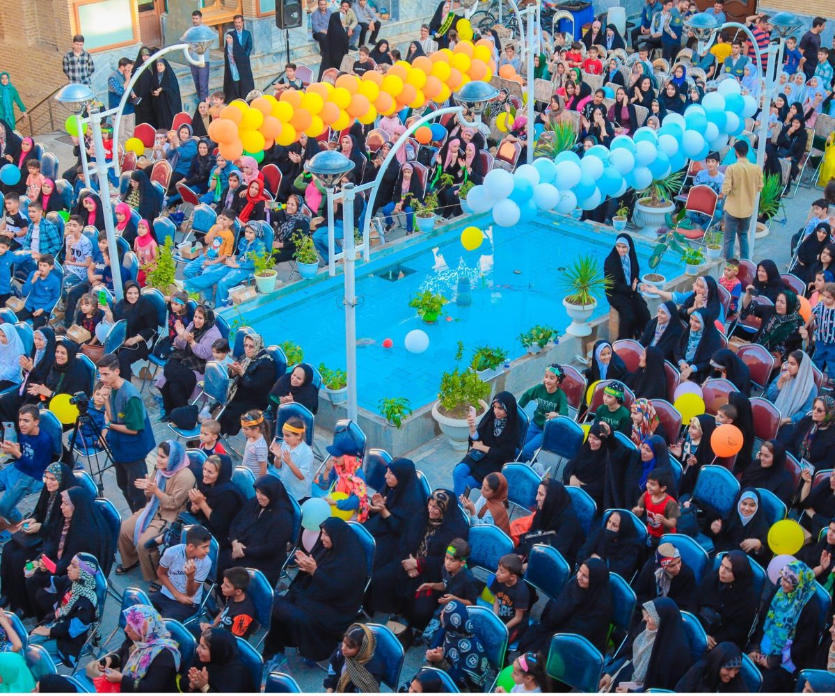 ما در سال در مناسب های ملی_مذهبی کلی مراسم برگزار می کنیم