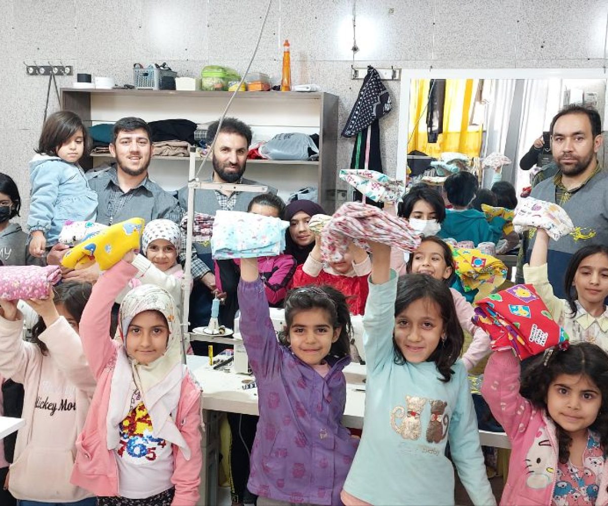 ما برای بچه ها لباس نمیخریم! در کارگاه تولیدی مجموعه براشون دوخت میکنیم