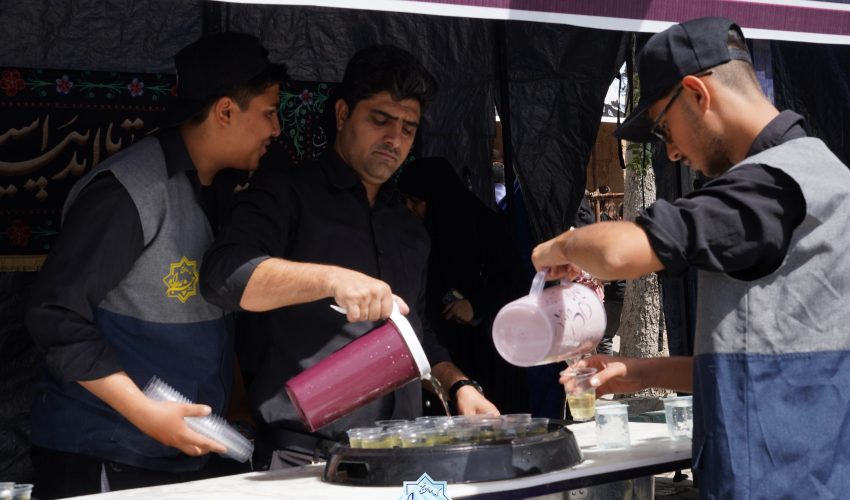 توزیع ۵ هزار لیوان شربت در روز عاشورا ۱۴۰۴ (1)