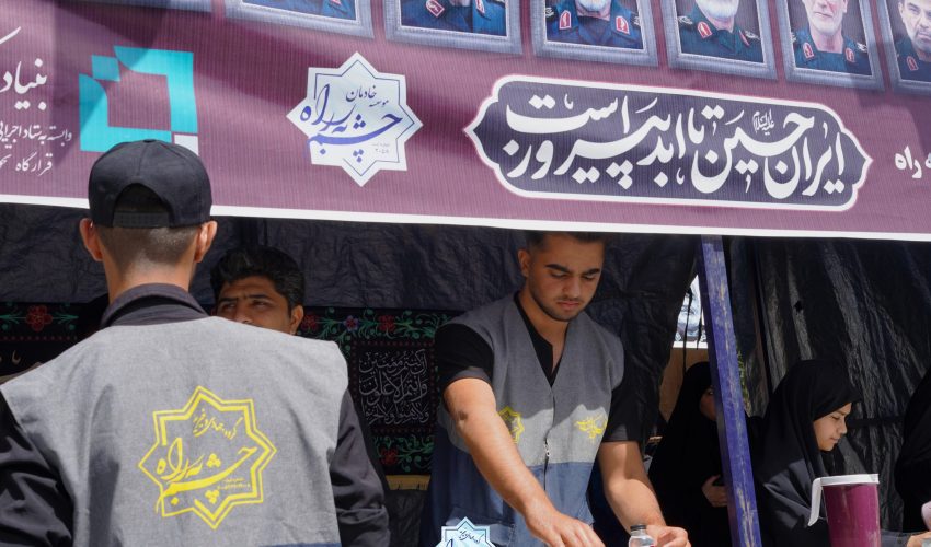 توزیع ۵ هزار لیوان شربت در روز عاشورا ۱۴۰۴ (2)