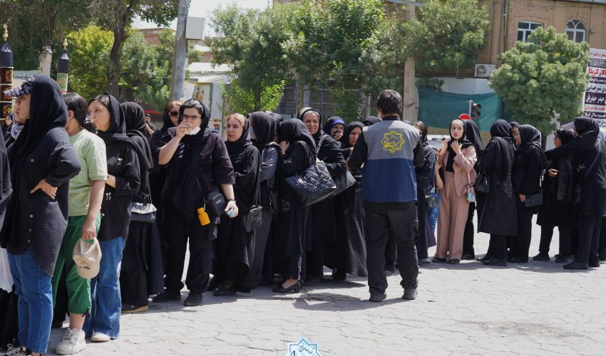 توزیع ۵ هزار لیوان شربت در روز عاشورا ۱۴۰۴ (3)