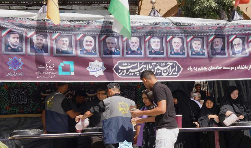 توزیع ۵ هزار لیوان شربت در روز عاشورا ۱۴۰۴ (4)